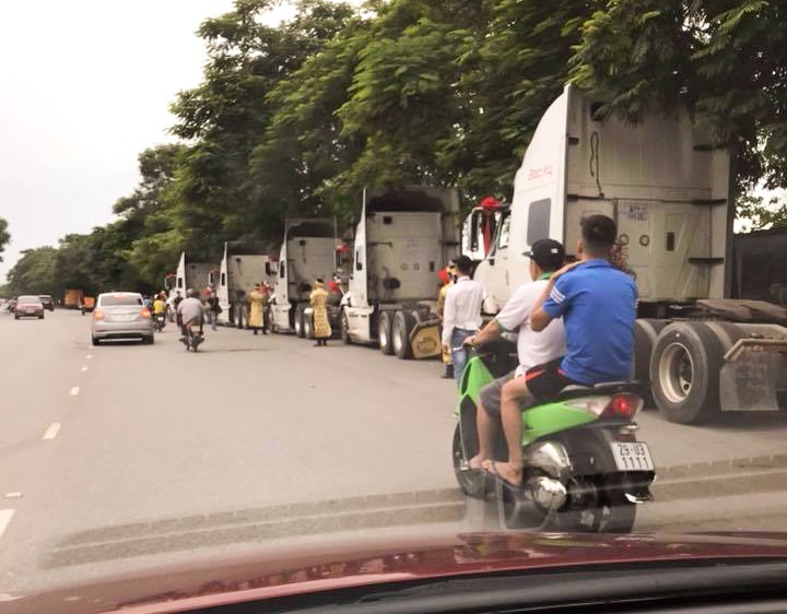 Dan oto dau keo chuc ty di &quot;hoi vo&quot; tai Hai Phong-Hinh-3